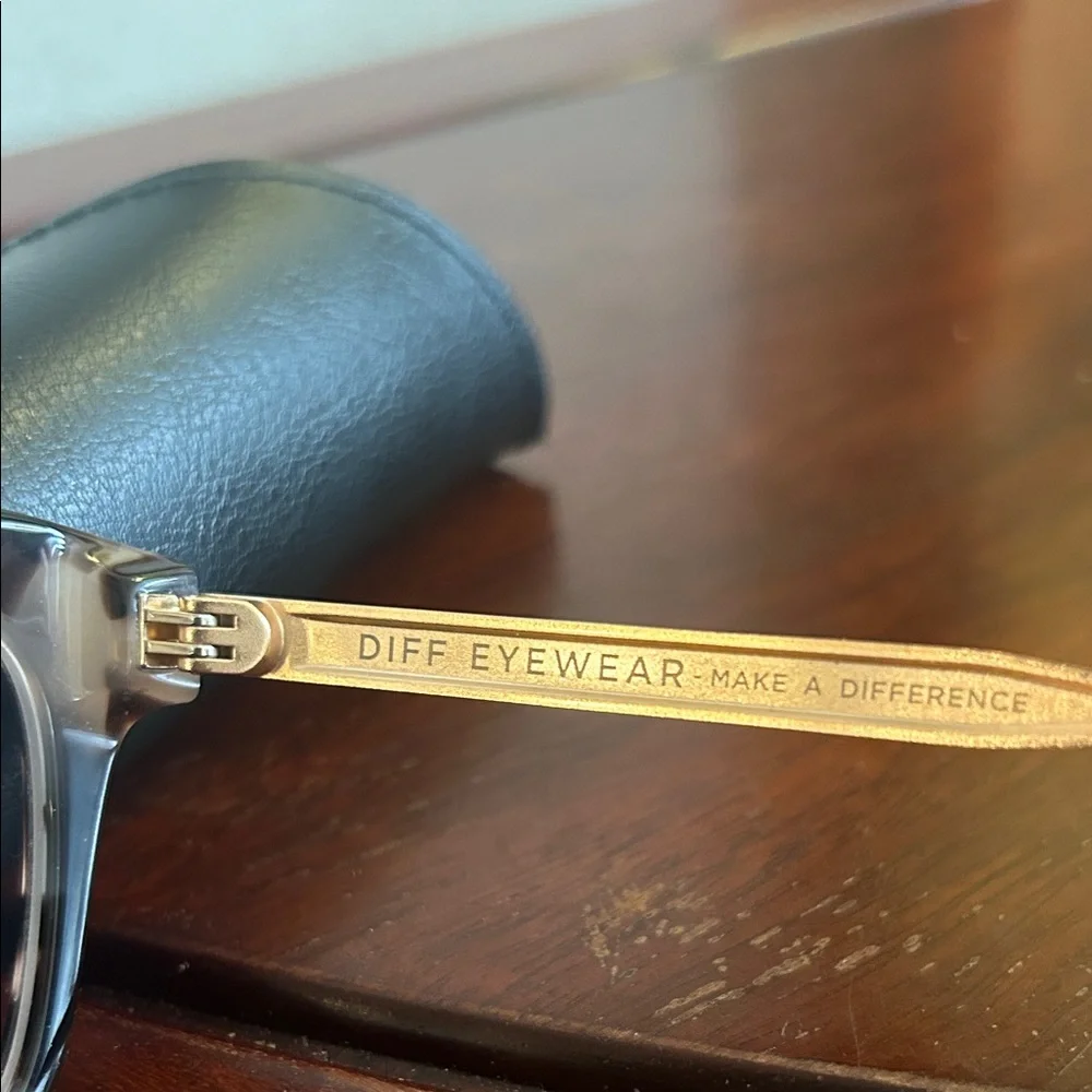 DIFF Stylish Tortoise Shell Glasses